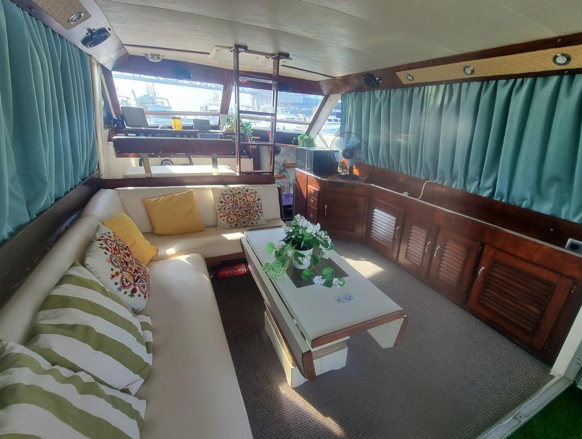 Beautiful And Comfy Boat In Barcelona With Boat Tour Option Hotel Екстериор снимка