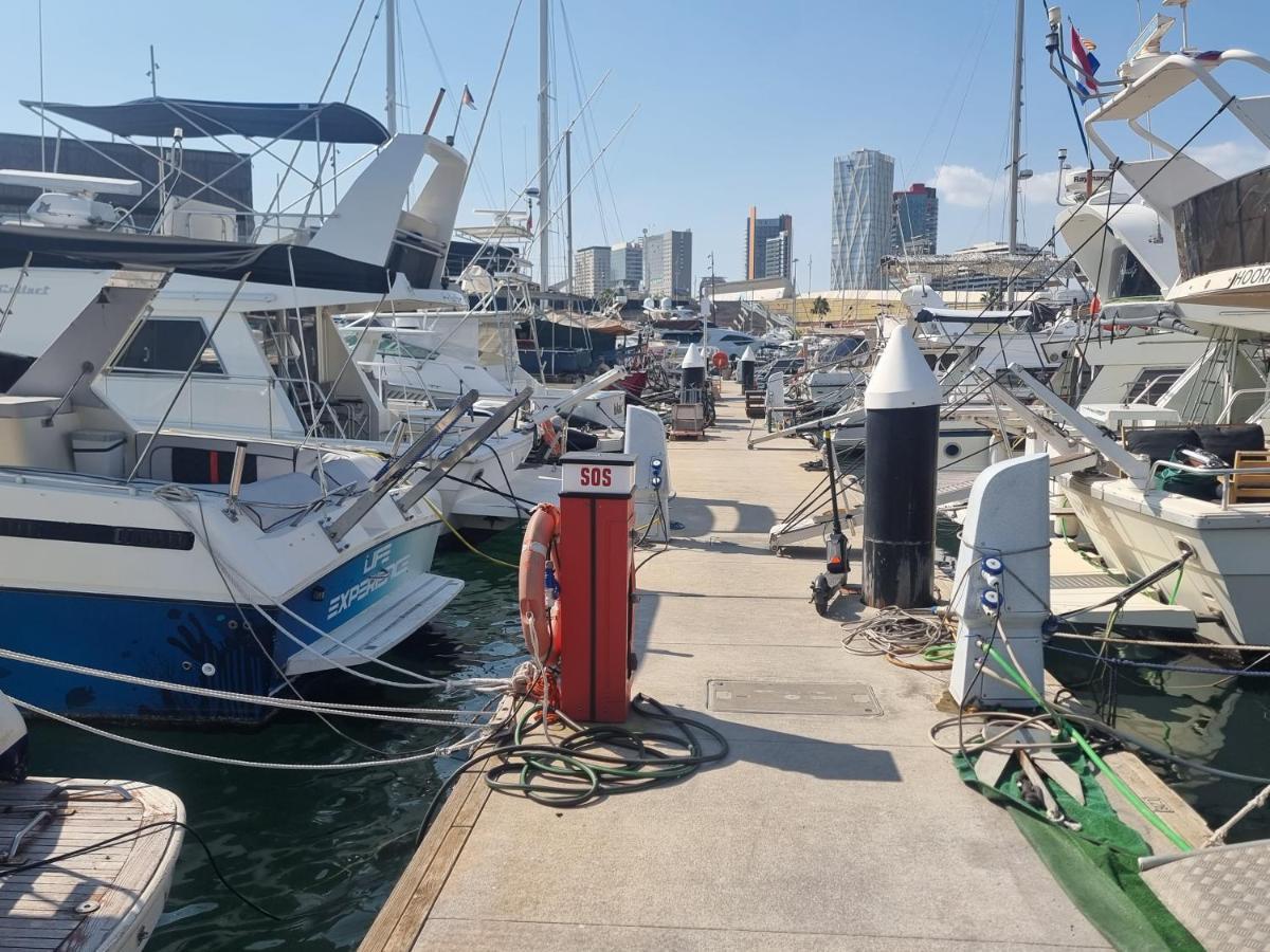 Beautiful And Comfy Boat In Barcelona With Boat Tour Option Hotel Екстериор снимка