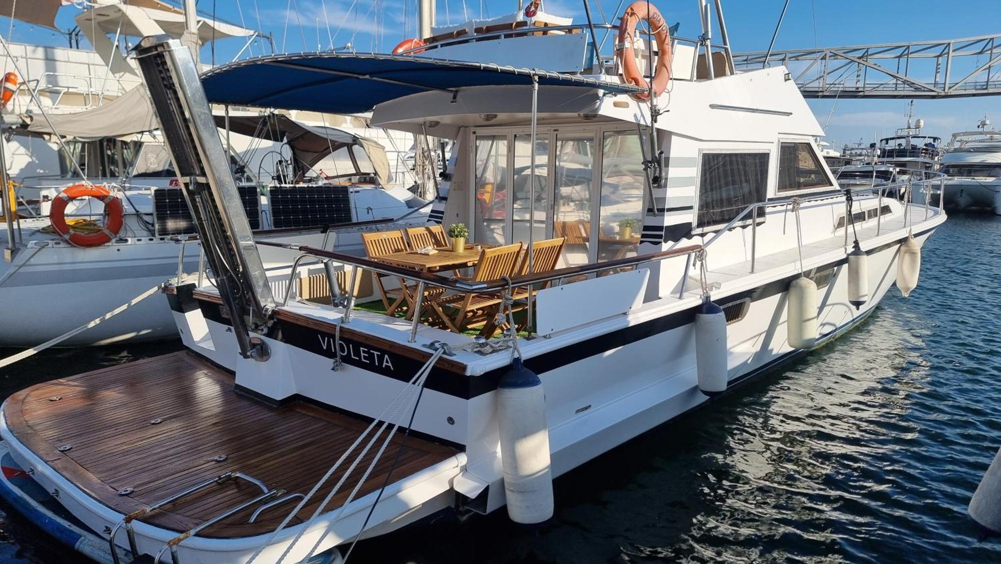 Beautiful And Comfy Boat In Barcelona With Boat Tour Option Hotel Екстериор снимка
