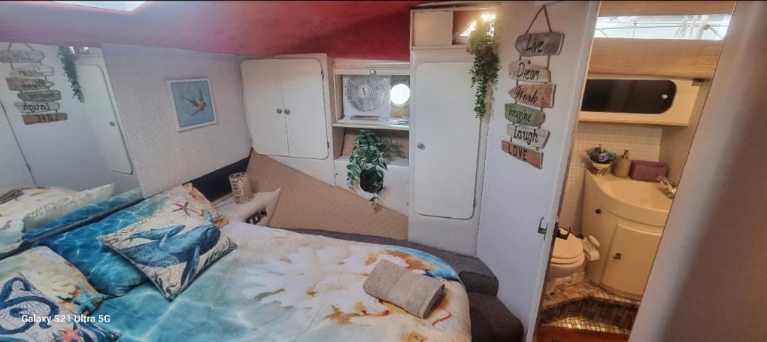 Beautiful And Comfy Boat In Barcelona With Boat Tour Option Hotel Екстериор снимка