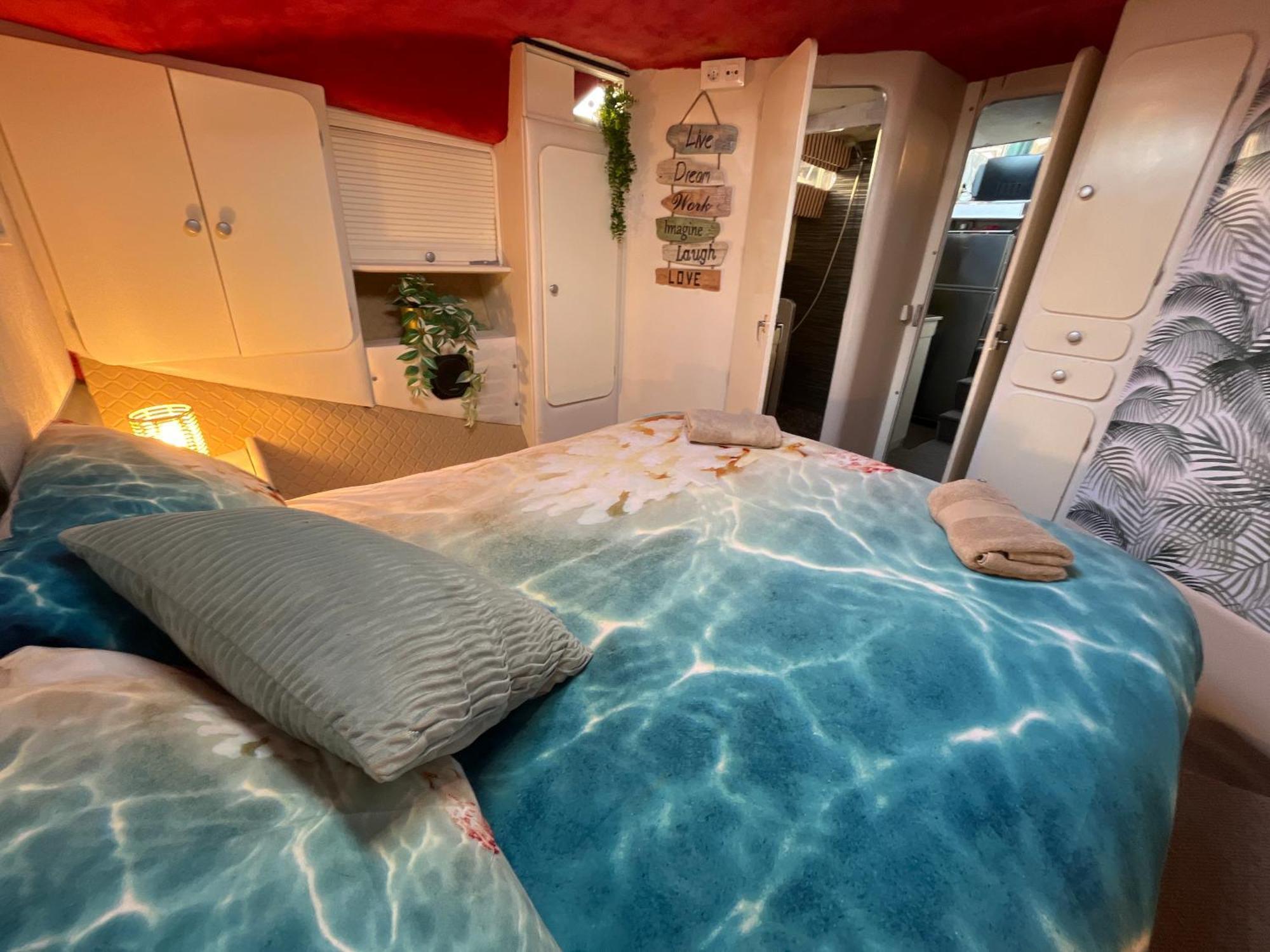 Beautiful And Comfy Boat In Barcelona With Boat Tour Option Hotel Екстериор снимка
