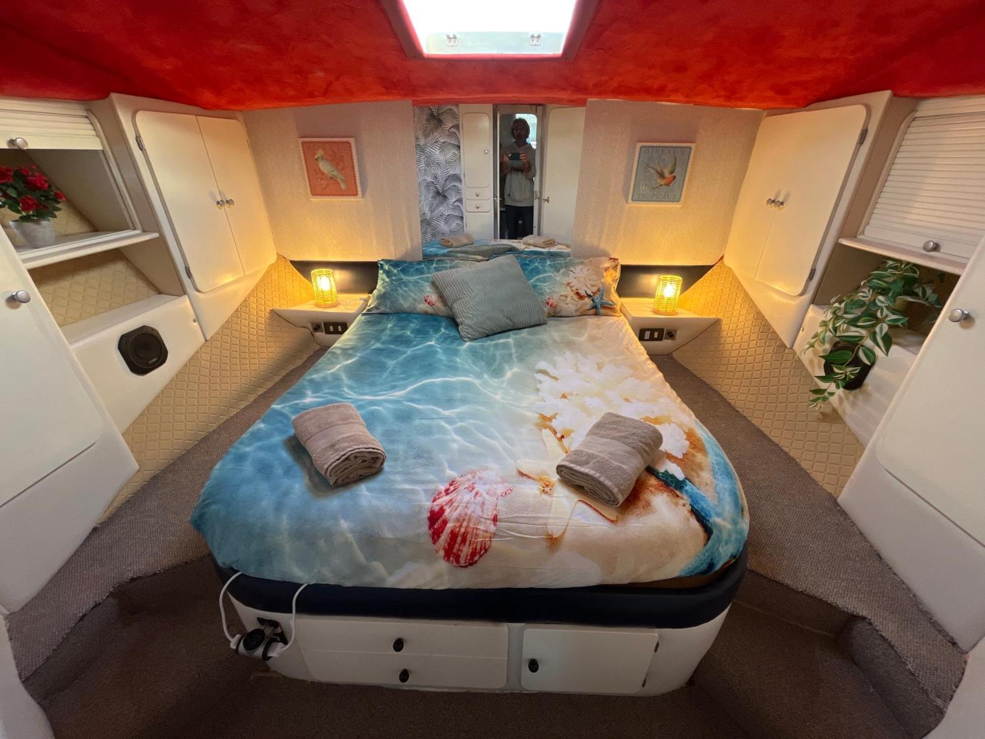 Beautiful And Comfy Boat In Barcelona With Boat Tour Option Hotel Екстериор снимка